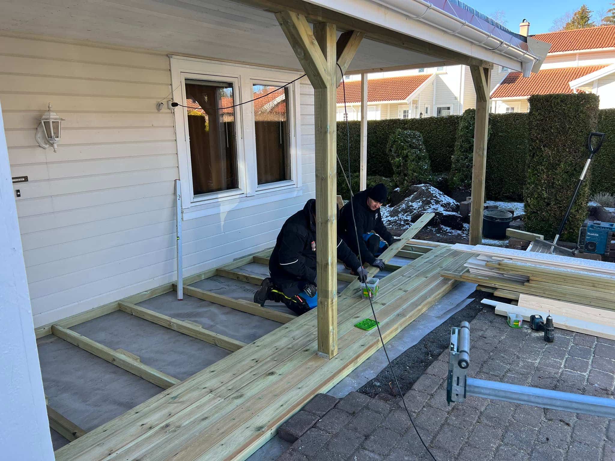Snekker som utfører arbeider på hus