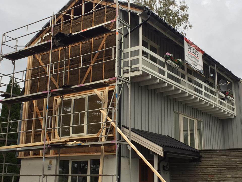 Stillas på utsiden av bolig som restaureres